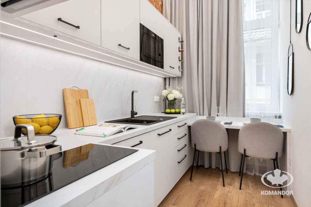 Waska-kuchnia-z-jadalnia-mikroapartament-realizacja-Komandor